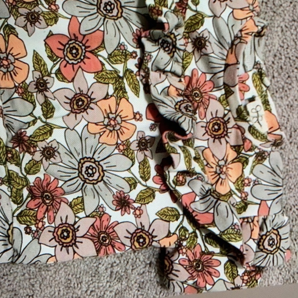 Simple design features and stylish graphic top